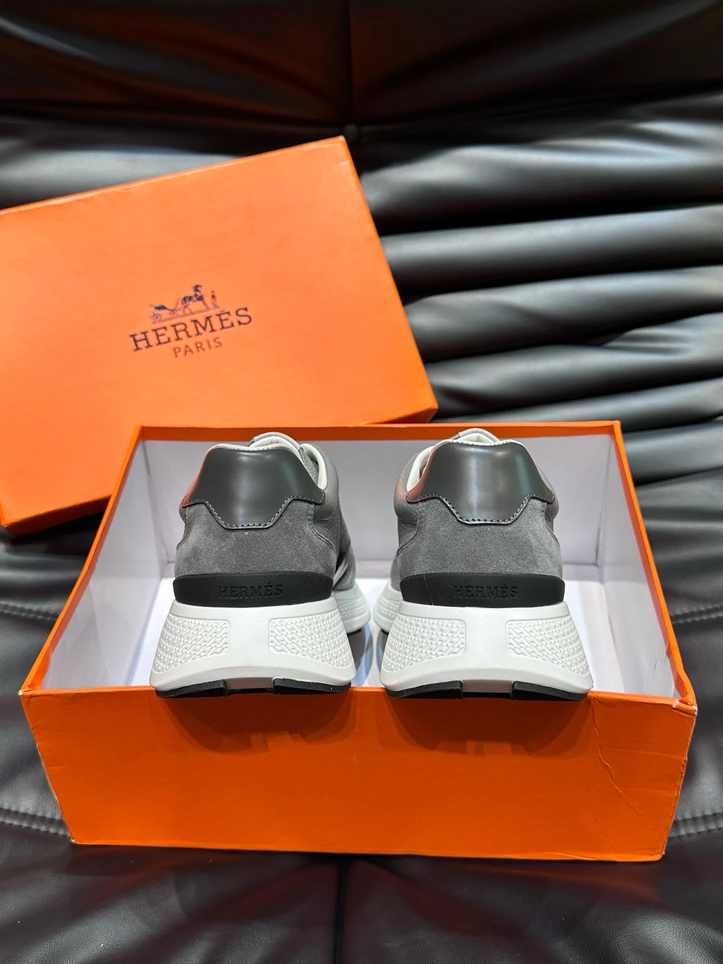 Factory price: 540💰HERMES/Hermes Hugo thick-soled sneakers are casual men's shoes. These sneakers are made of imported first-layer cowhide leather and breathable mesh design. The contrasting color design creates a dynamic and modern shape. The front end of the toe is decorated with natural-color rubber inlays. The style is novel and fashionable. The texture is incomparable, with cowhide lining and cowhide foot pads, the upper foot is comfortable and breathable, and the rubber sole is decorated with geometric patterns and iconic "H" details. A very personal one! Size: 39-44 (customized at 38.45)